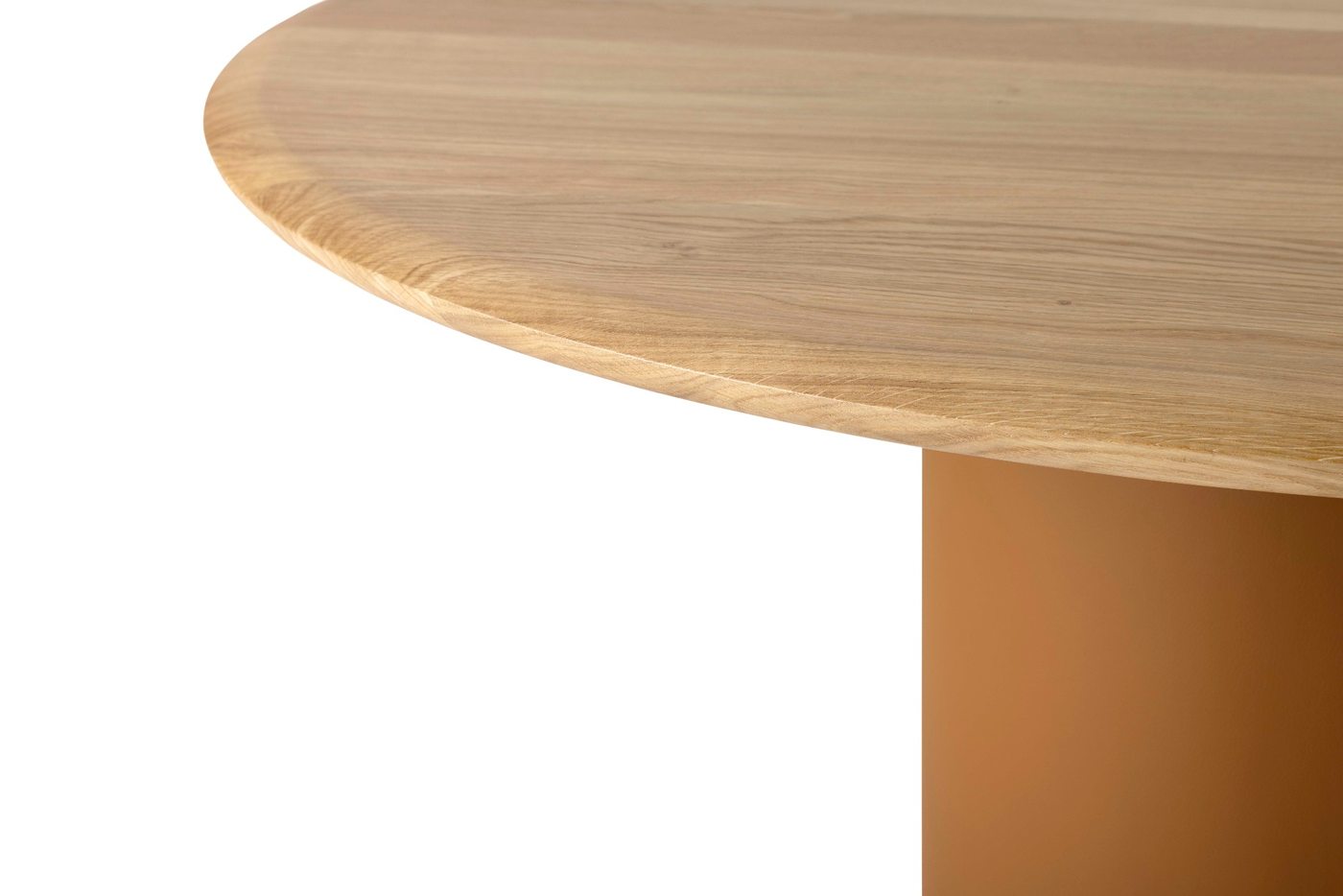 Massief eiken blad met verfijnde randafwerking Detail van de Leolux Tilar ronde eettafel met massief eiken blad, afgeronde tafelrand en bruinleren kolom