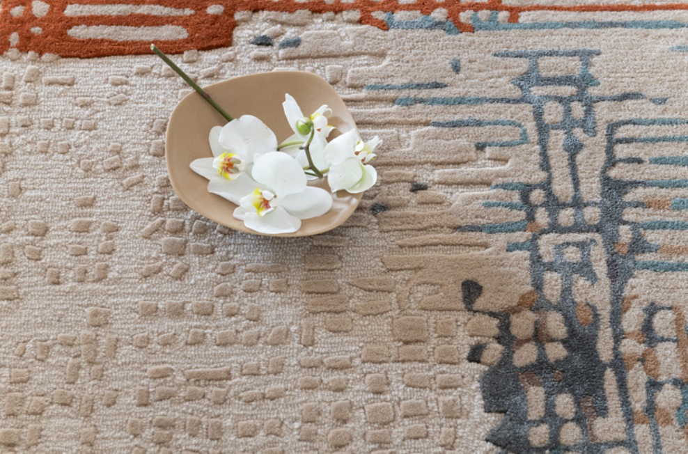 Aguero handgetuft karpet met verfijnde poolstructuur en decoratief patroon Detail van het Munk Carpets handtuft Aguero karpet met reliëfstructuur en kleurrijk dessin