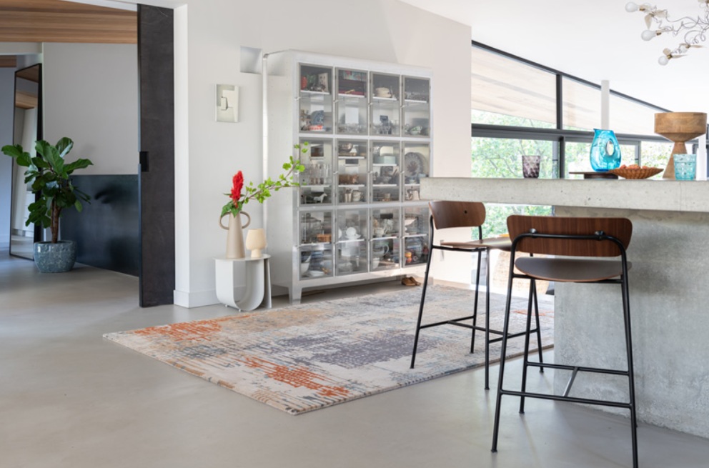 Aguero handgetuft vloerkleed van De Munk Carpets in een modern interieur Munk Carpets handtuft Aguero karpet met kleurrijk dessin in een moderne woonkeuken