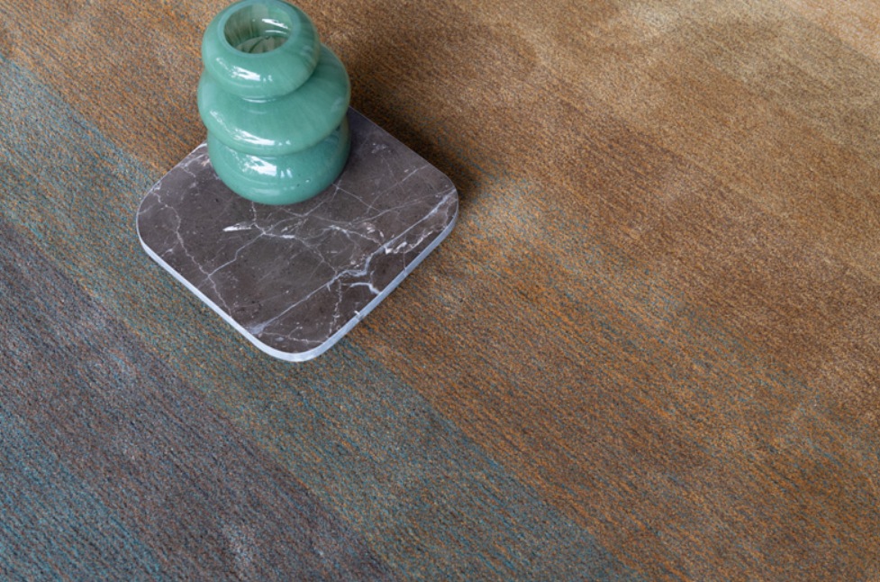 Munk Carpets handtuft Vazquez vloerkleed met subtiele kleurnuances en verfijnde structu Detail van het Munk Carpets handtuft Vazquez vloerkleed met blauwgrijze en warme cognactinten en een fijne poolstructuur