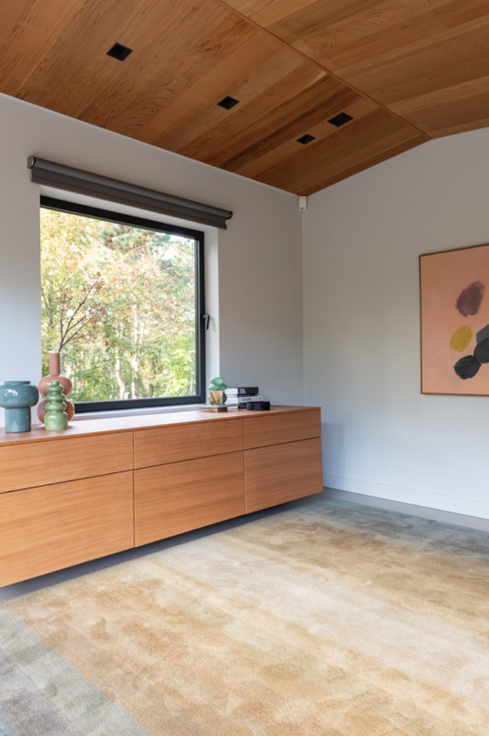 Munk Carpets handtuft Vazquez vloerkleed in modern interieur met houten meubels Munk Carpets handtuft Vazquez vloerkleed in warme beige- en zandtinten bij een houten dressoir