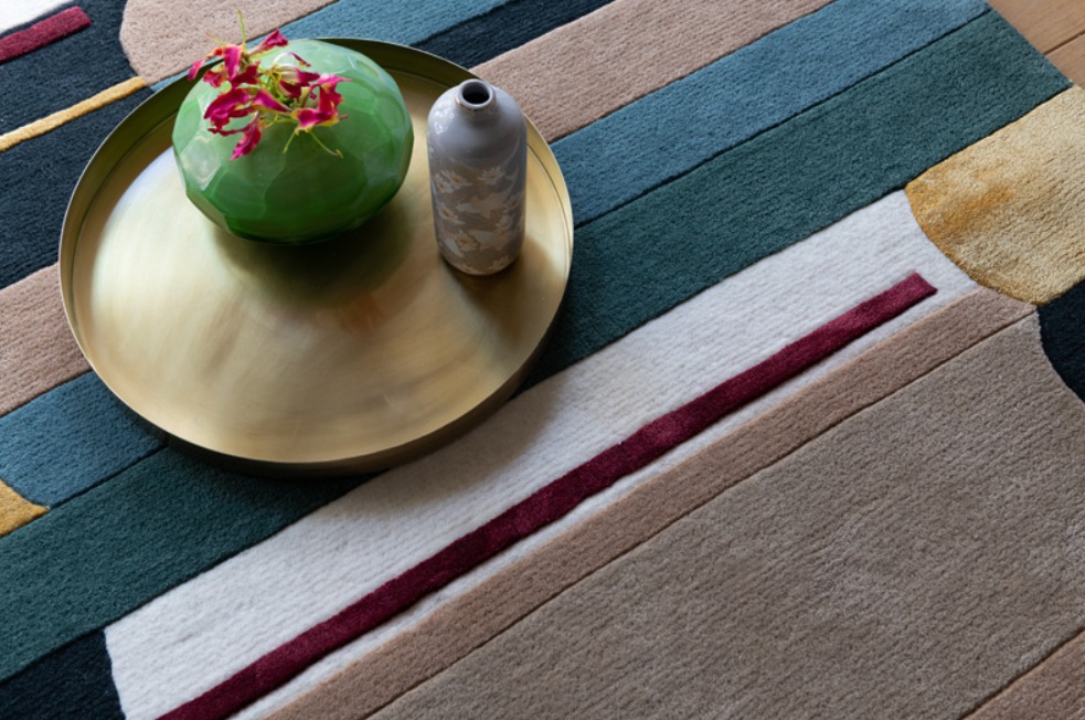 Giusti handgetuft vloerkleed met verfijnd reliëf en kleurrijk geometrisch dessin Detail van Munk Carpets Handtuft Giusti vloerkleed met grafisch lijnenspel, kleurrijke vlakken en verschillende poolstructuren