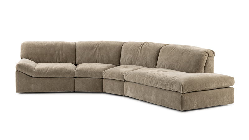 Pode Ono design hoekbank met zachte ronding en chaise longue Pode Ono ronde hoekbank in beige stof met royale chaise longue