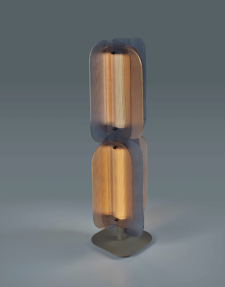 Quasar Fold vloerlamp glas met geribbelde glaspanelen en warm LED-licht Quasar Fold vloerlamp glas met geribbelde glaspanelen en warm LED-licht