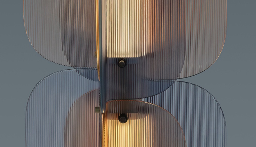 Quasar Fold vloerlamp glas met verfijnde ribbelstructuur en warme lichtreflecties Detail Quasar Fold vloerlamp met geribbelde glaspanelen en warm LED-licht